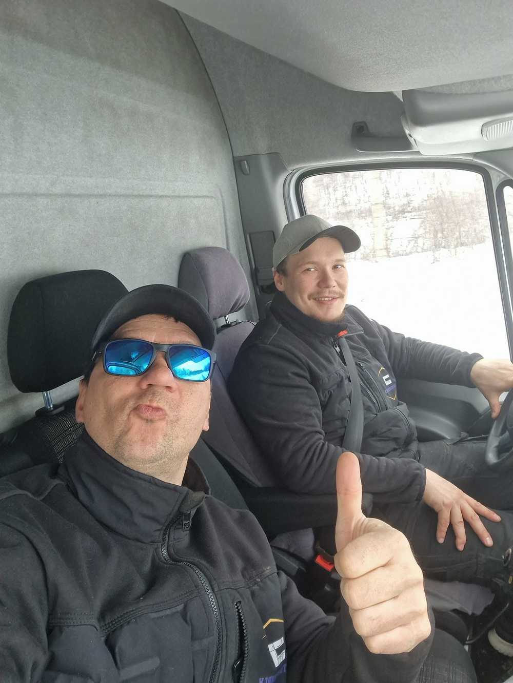 Niku og Aslak i firmabilen på vei til jobb